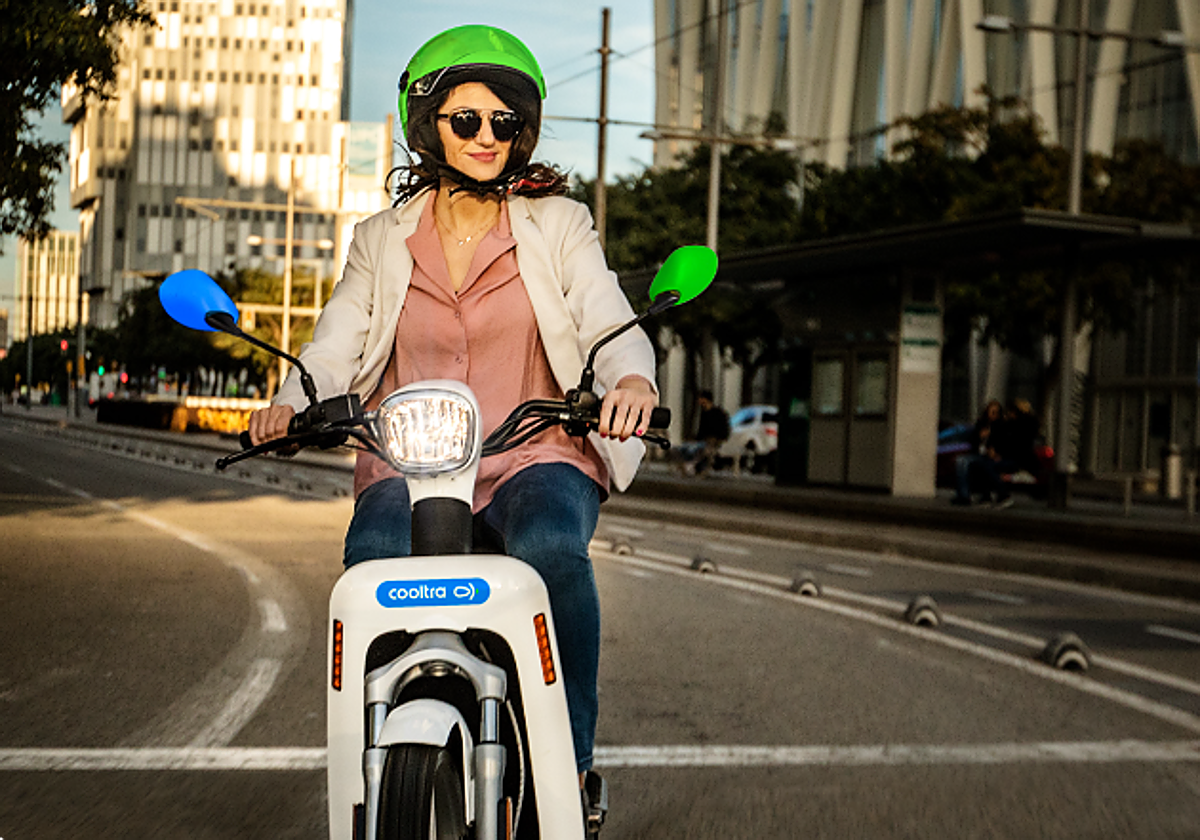 Llegan a Sevilla las nuevas motos de alquiler Cooltra