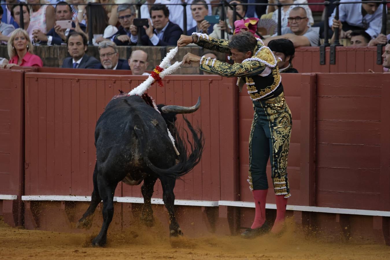 Escribano cortó una oreja y se le resistió la segunda por una mal estocada