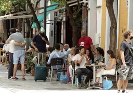 Muñoz propone retirar temporalmente la licencia de veladores a los bares incumplidores