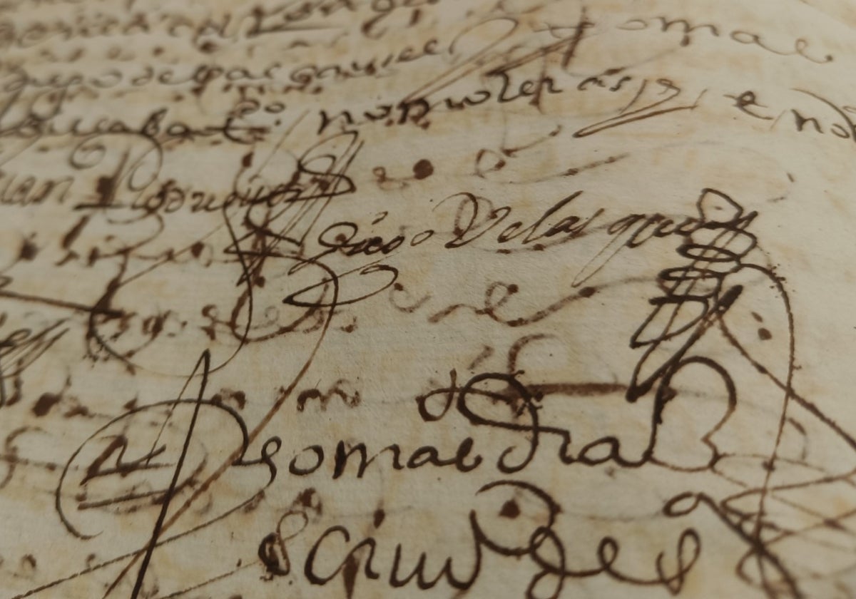 Uno de los documentos con la firma de Velázquez en el centro