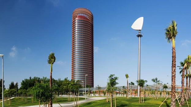 Torre Sevilla y el Parque Magallanes
