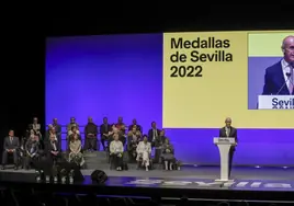 Lluvia de medallas de la ciudad de Sevilla en pleno año electoral, con Paz Vega como Hija Predilecta