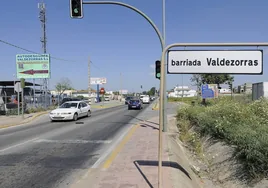 Muere una mujer al volcar su coche a la entrada de la barriada sevillana de Valdezorras