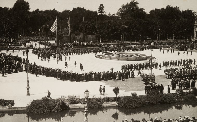 Imagen principal - Varios instantes del 9 de mayo de 1929 captados por los fotógrafos durante la inauguración