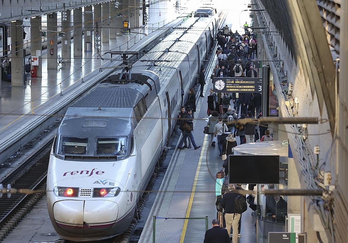 Un tren AVE, en la estación de Santa Justa en Sevilla