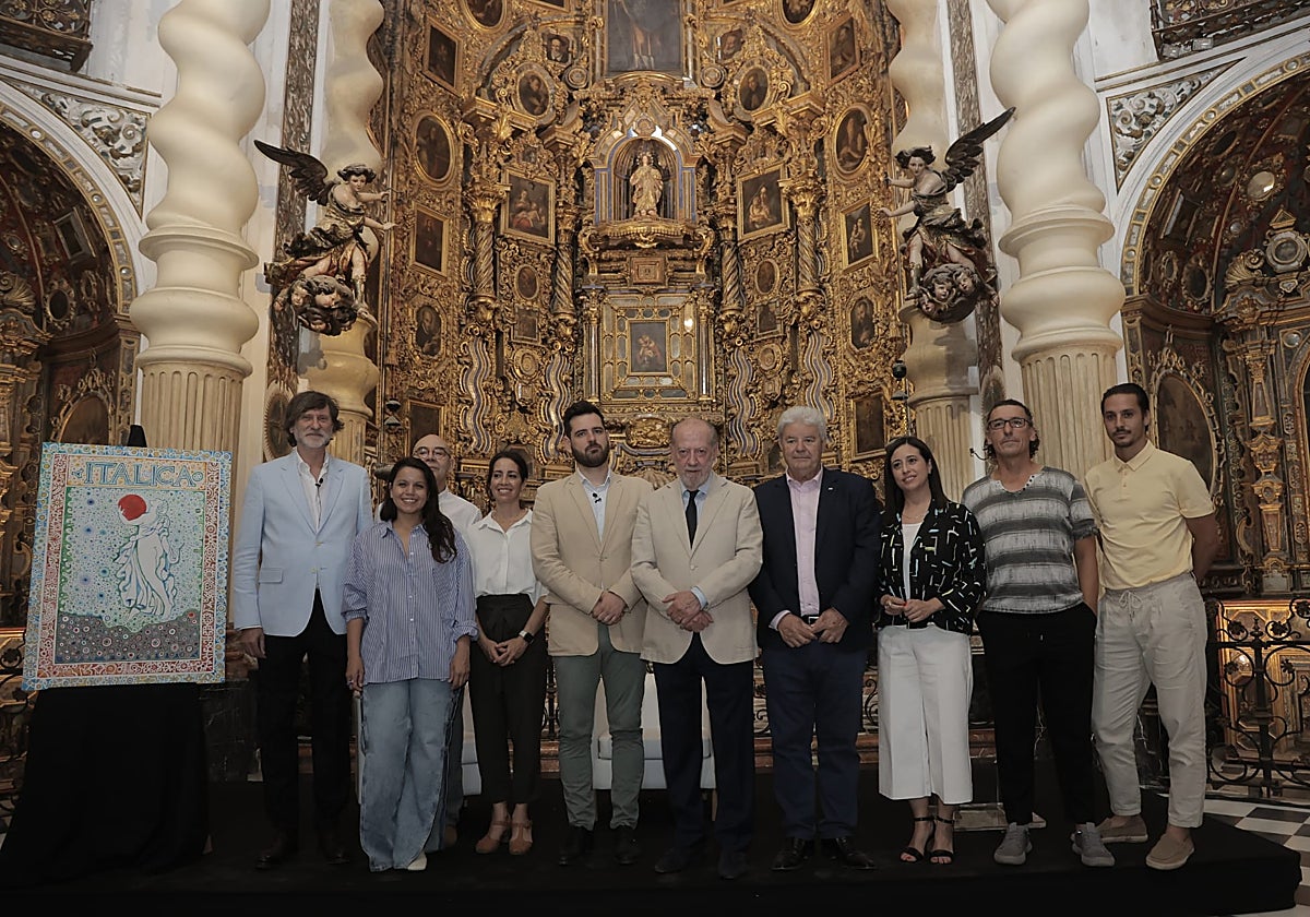 Junto al cartel del festival, obra de Juan Romero, el director del certamen, Pedro Chicharro; la bailaora María Moreno; Juan Dolores Caballero; la bailarina Carolina Armenta; el diputado de Cultura, Alejandro Moyano; el presidente de Diputación, Fernando Rodríguez Villalobos; representación del Ayuntamiento de Santiponce, el bailaor Fernando Romero y el bailarín Mario Bermúdez