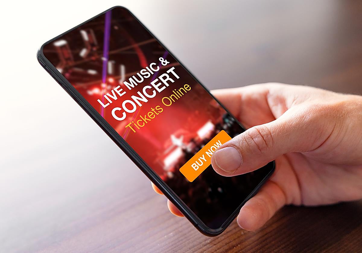 Una persona comprando una entrada para un concierto