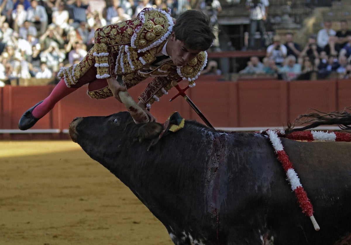 Momento de la trágica cogida del novillero Marcos Linares en la Maestranza