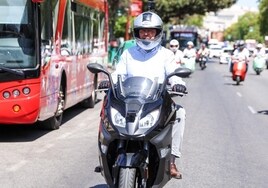 José Luis Sanz advierte del peligro que suponen para los motoristas los «baches y socavones» en las calles de Sevilla