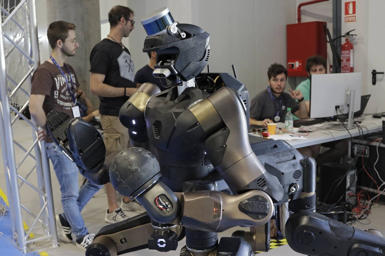 El evento sobre la Red de Excelencia Europea de Robótica e Inteligencia Artificial se celebra en el laboratorio de Aníbal Ollero