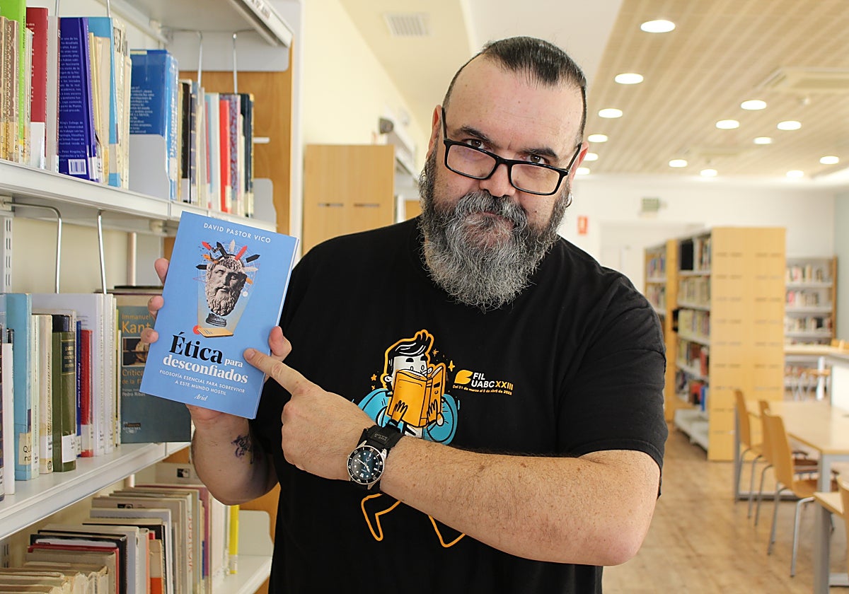 David Pastor Vico posa con su libro, editado por el Grupo Planeta, en las instalaciones de la Biblioteca Pública de Utrera