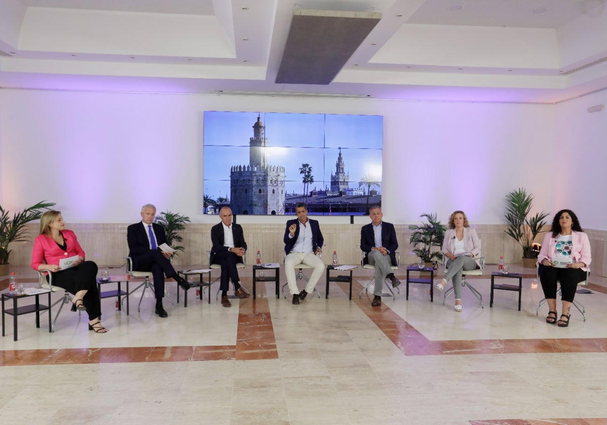 De izquierda a derecha, Cristina Peláez, Miguel Ángel Aumesquet, Antonio Muñoz, Roberto Arrocha, José Luis Sanz, Susana Hornillo y Sandra Heredia en el debate de ABC