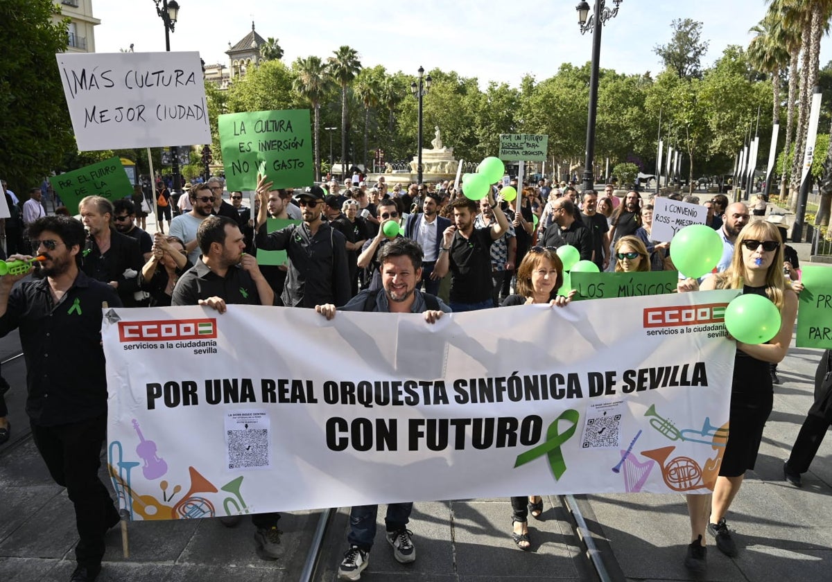 Músicos de la Sinfónica de Sevilla durante la protesta realizada esta mañana