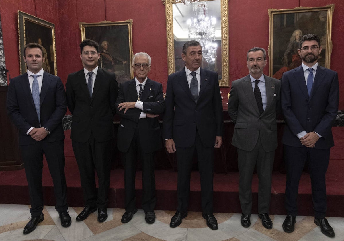 Los premiados con el presidente de la Real Academia Sevilla de Ciencias, José Luis de Justo; el teniente de Hermano Mayor de la Real Maestranza, Santiago León Domecq; y su fiscal, Marcelo Maestre