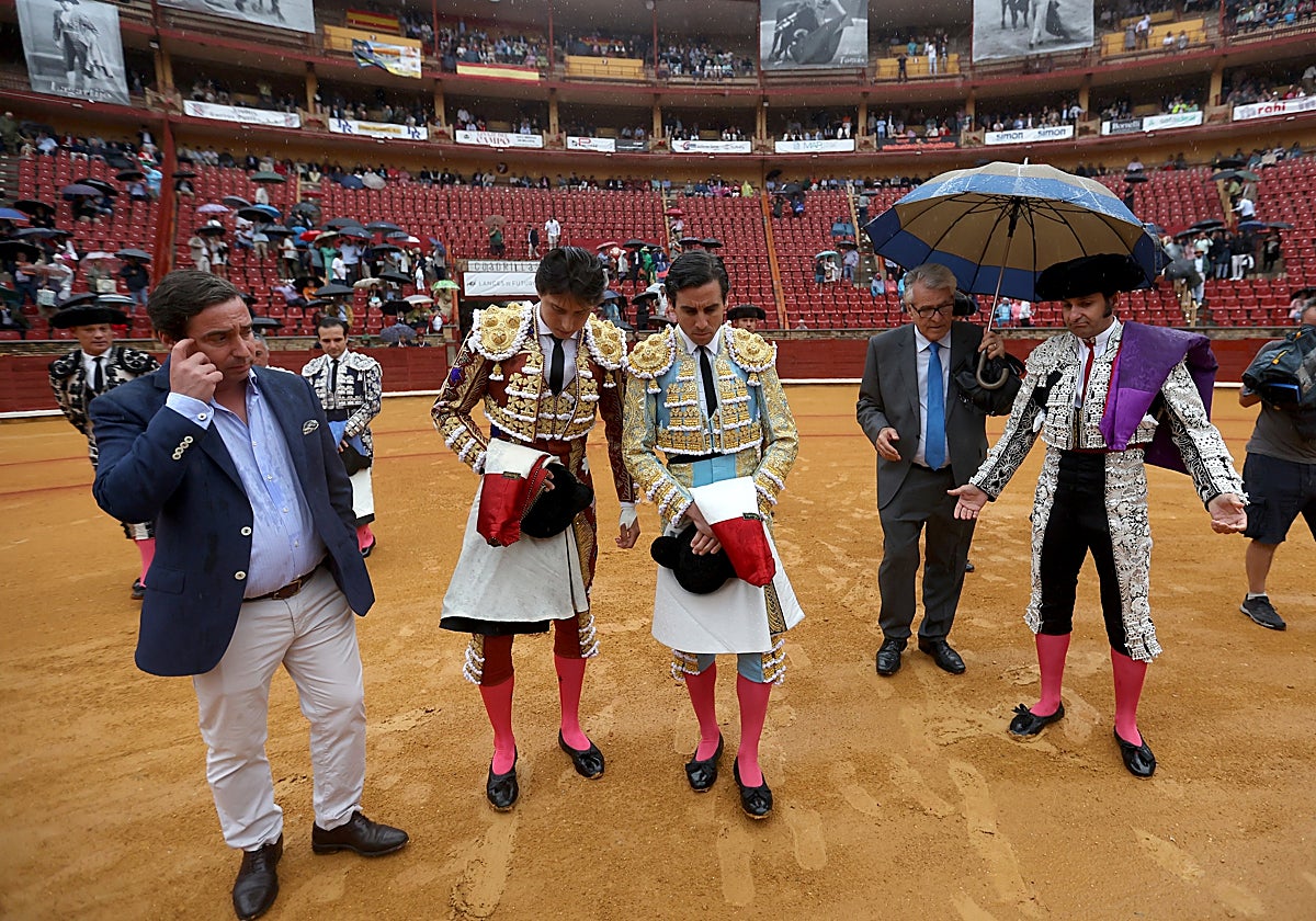José María Garzón, Roca Rey, Juan Ortega y Morante de la Puebla, dialogando con la autoridad