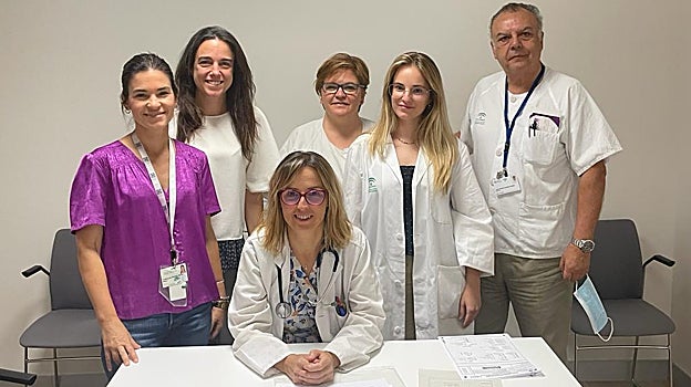 Dra. Estévez, Dra. Martínez, Cristina De Silva, Irene Cobano (coordinadoras de ensayos clínicos), y el Dr. Contreras Villa (iBIS). En el centro, sentada, la Dra Begoña Pérez Valderrama