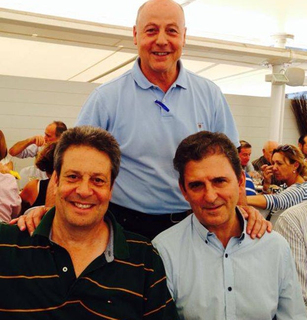 Francisco Gallardo junto a dos grandes del baloncesto español, Carmelo Cabrera, a la izquierda, y Juan Antonio Corbalán, arriba