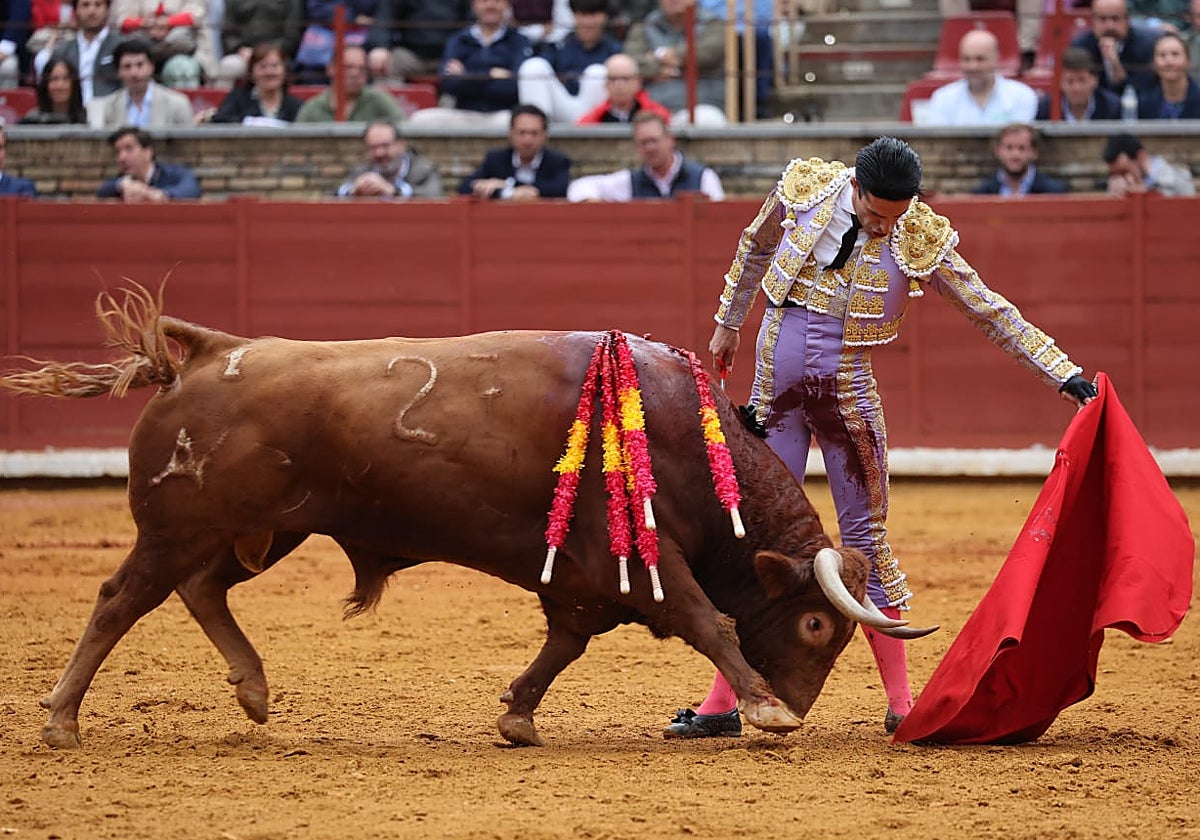 Talavante toreó con las zapatillas enterradas sobre el albero al excelente Aguaclara