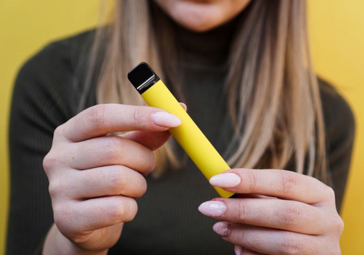 Alertan del peligro de los vapeadores tras viralizarse el vídeo en el que una niña los recibe como regalo por su Comunión