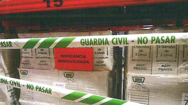 Cajas de aceites intervenidas y precintadas por la Guardia Civil