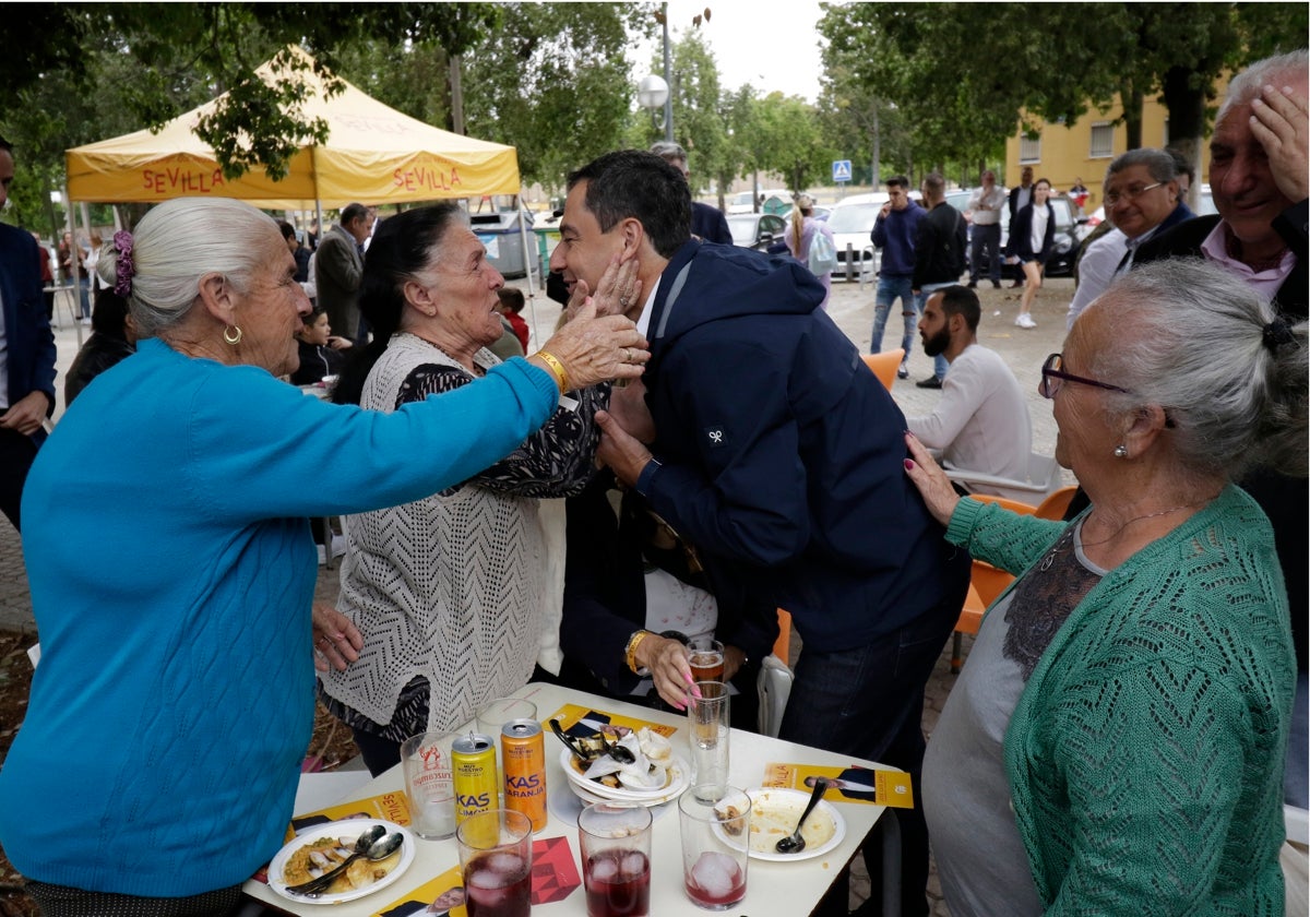 Una vecina de Las Letanías achucha al presidente de la Junta durante la visita a la asociación Las Letanías