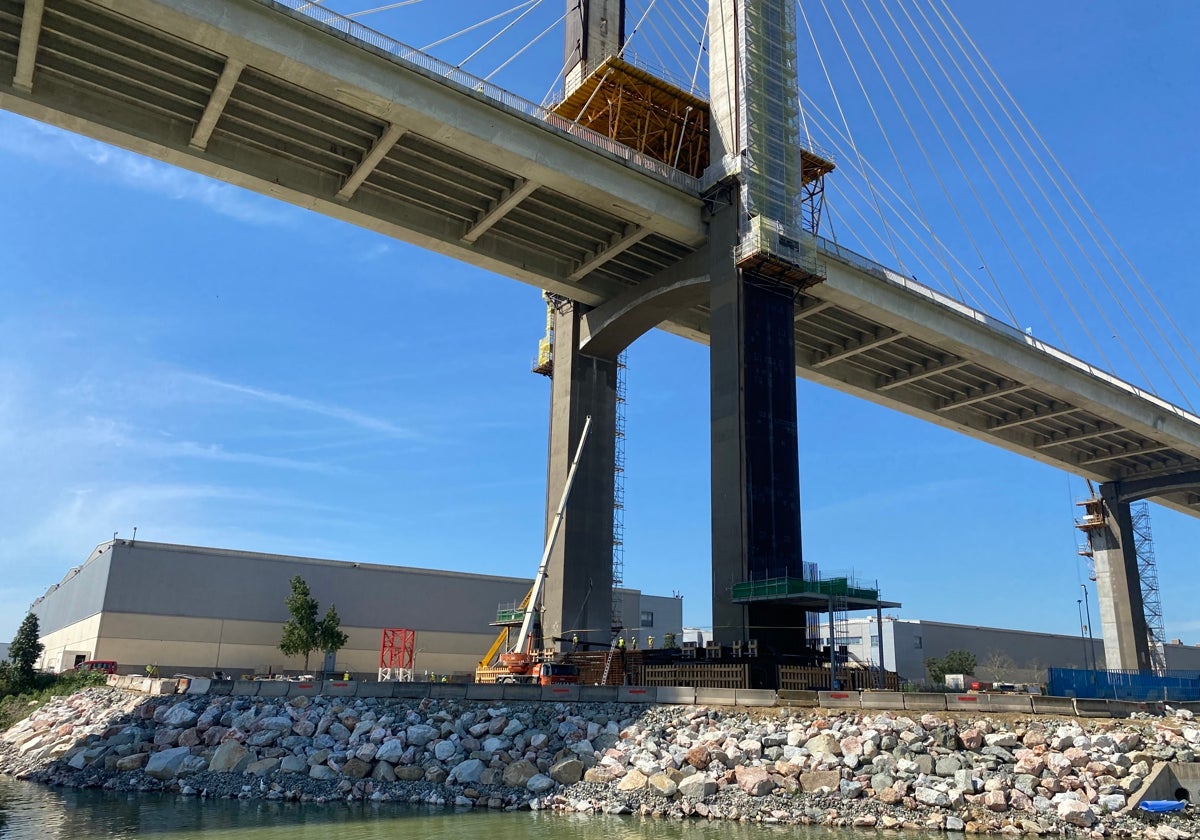 Trabajos de refuerzo de las pilas centrales del puente del Centenario