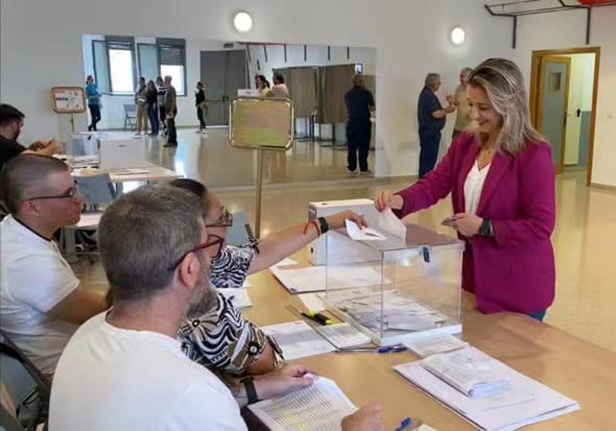 Ana Isabel Jiménez depositando en el momento de deposita el voto en la urna