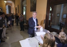 Las imágenes del candidato del PP, José Luis Sanz, votando el 28M