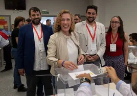 Las imágenes de la candidata de Con Andalucía, Susana Hornillo, votando el 28M