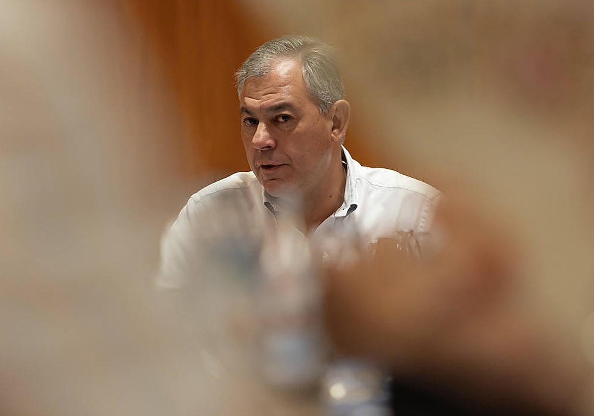 José Luis Sanz, durante una reunión con vecinos y comerciantes afectados