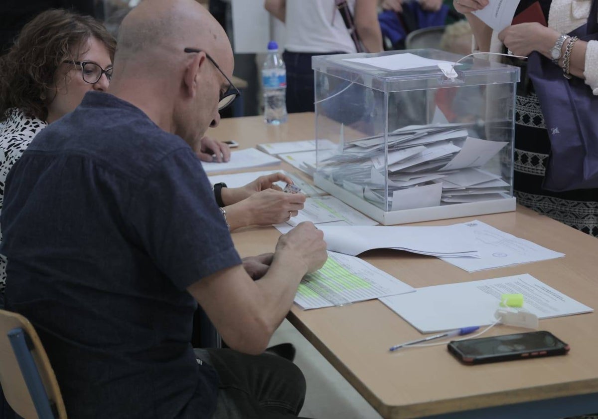 Una mesa electoral en un colegio de Sevilla