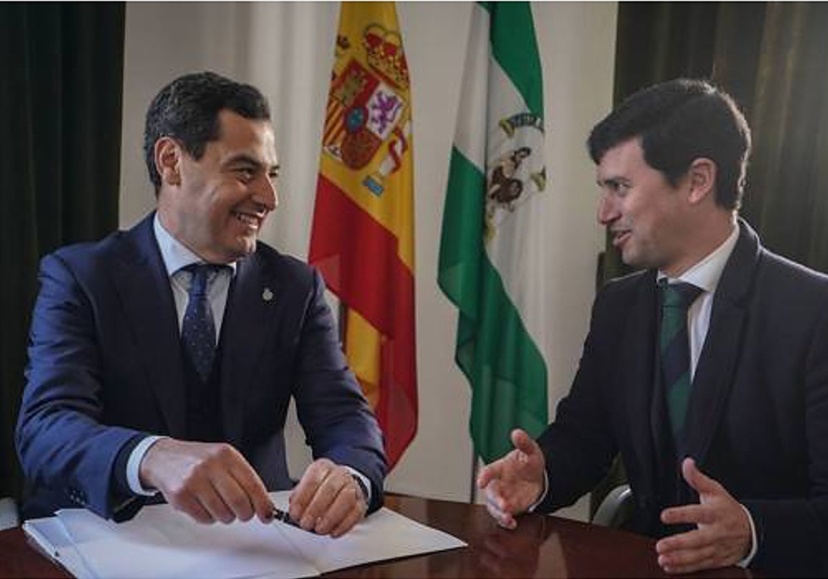 Juanma Moreno con Rubén Rivera, alcalde electo de Constantina