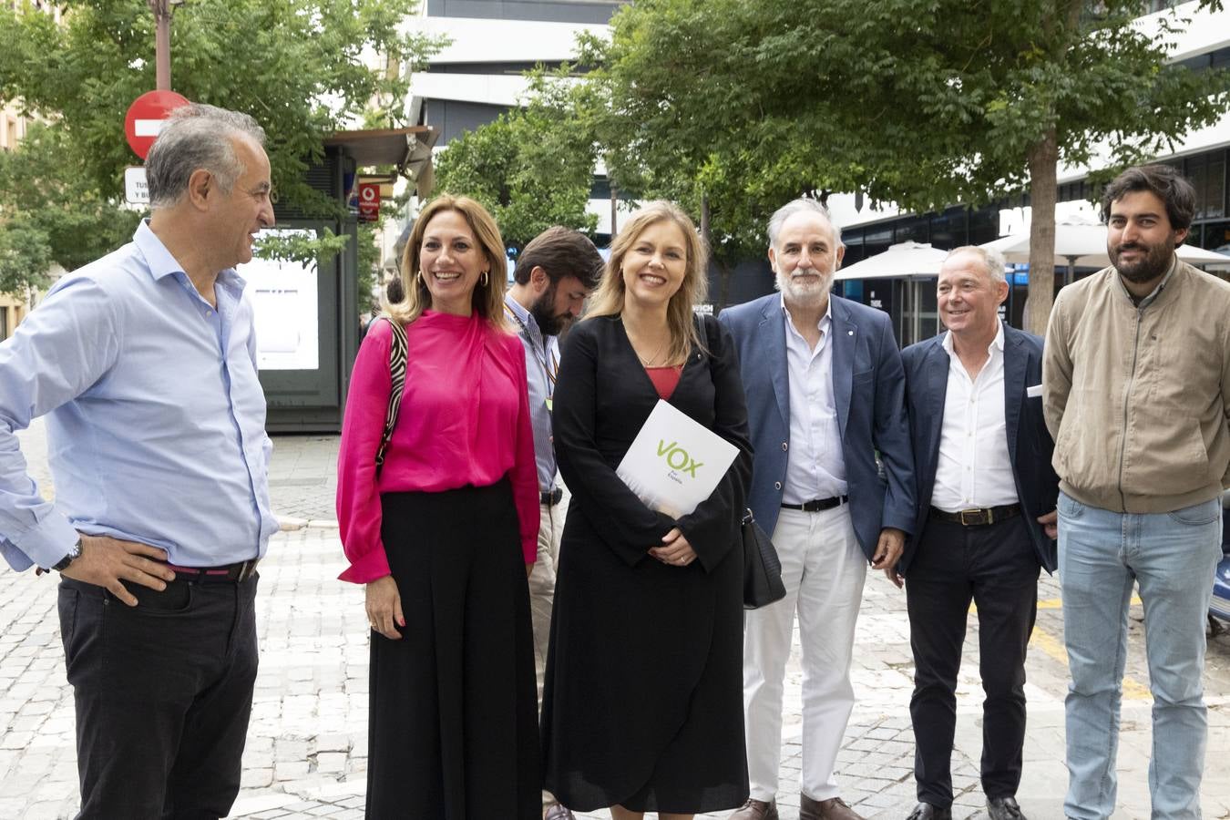Llegada de Cristina Peláez a la sede del partido en Sevilla