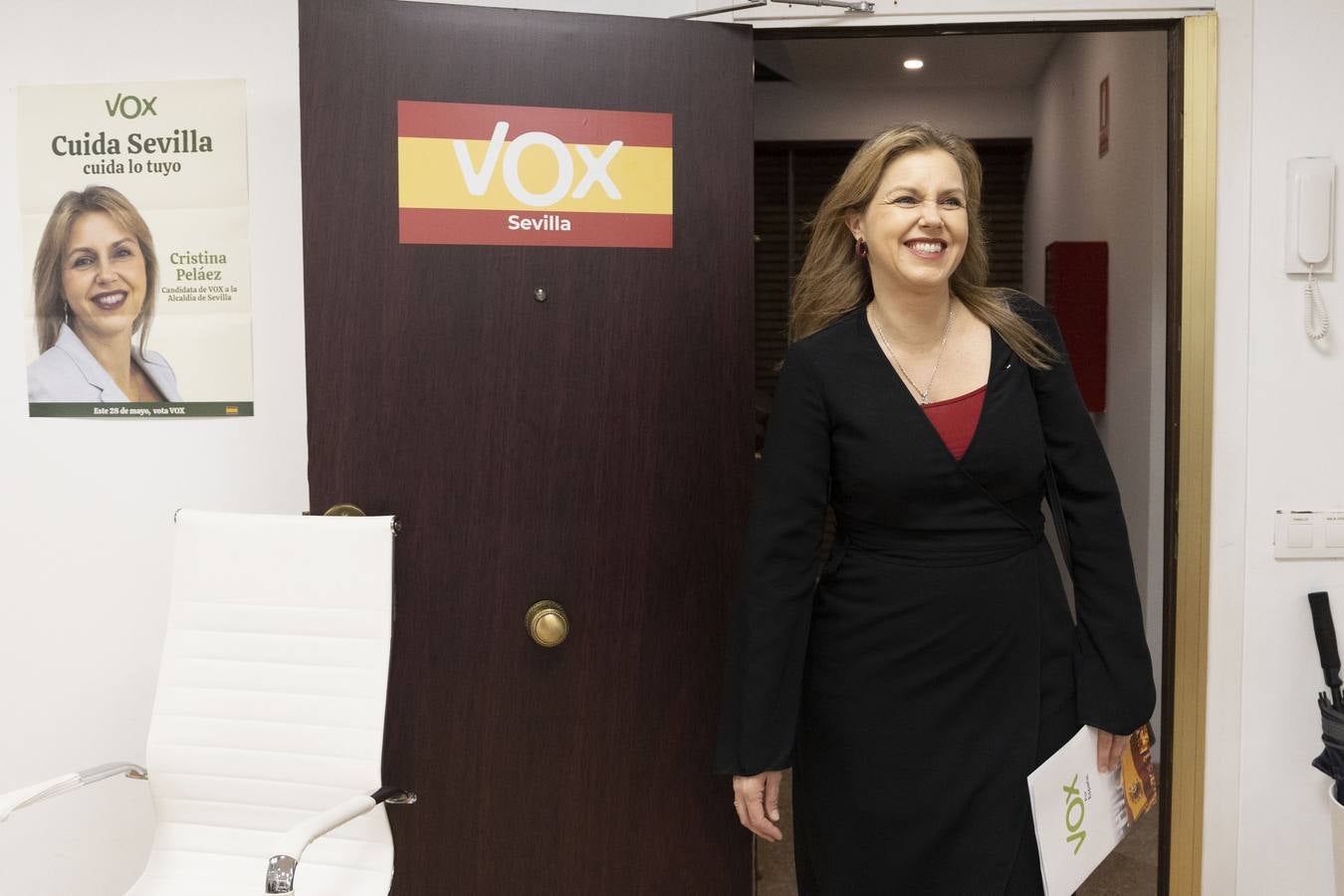 Llegada de Cristina Peláez a la sede del partido en Sevilla