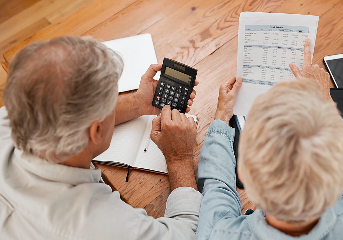 Fotografía de dos personas jubiladas haciendo cuentas