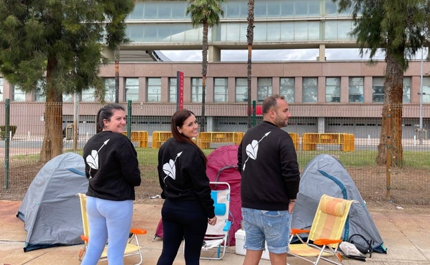 Armando y sus amigas son veteranos en esto de hacer cola para el concierto de Manuel Carrasco