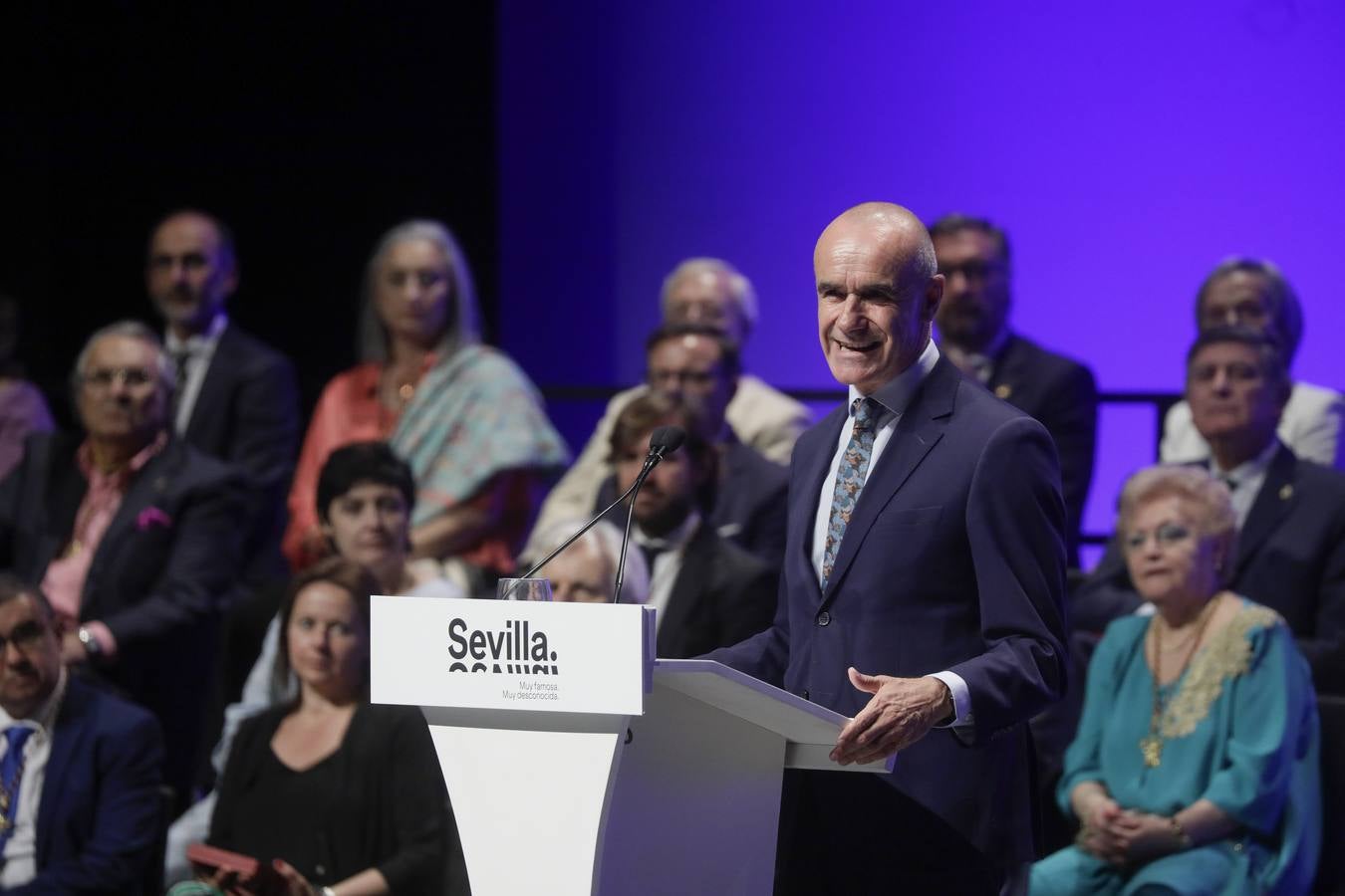 Más de treinta personalidades fueron galardonadas este 30 de mayo por el Ayuntamiento de Sevilla  