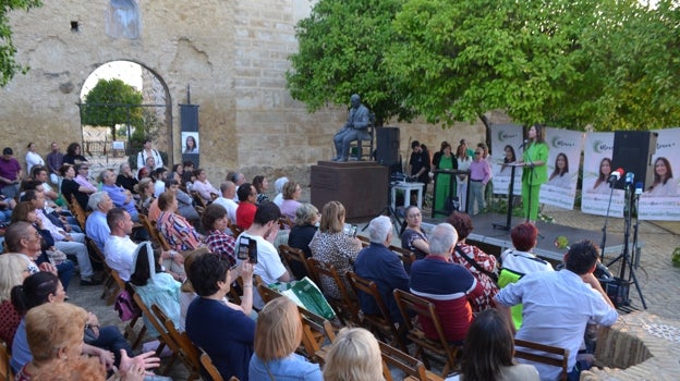 Isabel González en el mitin final de la campaña de Utrera+, celebrado en el Castillo de Utrera