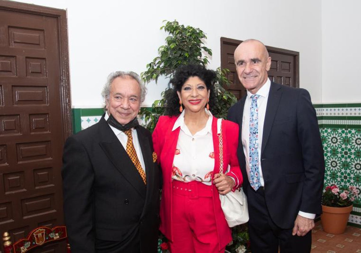 Joaquín Amador, junto a Manuela Carrasco y el alcalde Antonio Muñoz en la feria de Abril de 2022