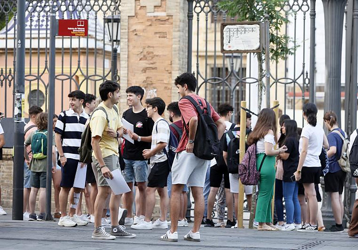 Estudiantes en la puerta del rectorado de la Universidad de Sevilla