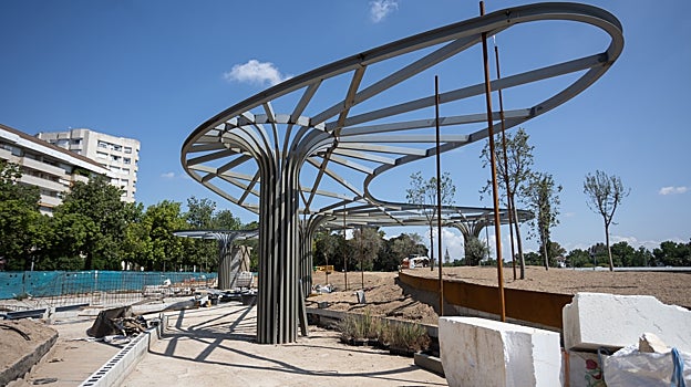 Las pérgolas donde se colocarán buganvillas, ya instaladas en los jardines