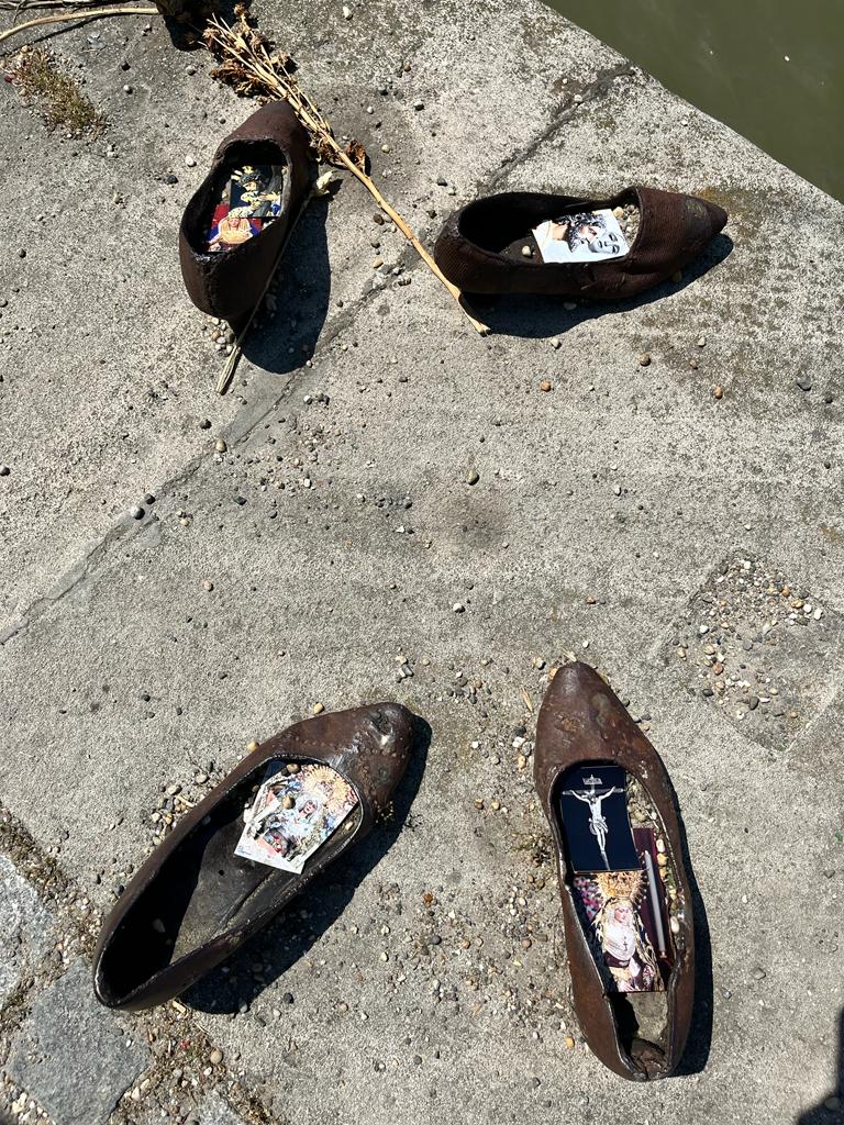 La devoción sevillana llega a Budapest: estas son las estampas que han dejado en el Monumento de los Zapatos