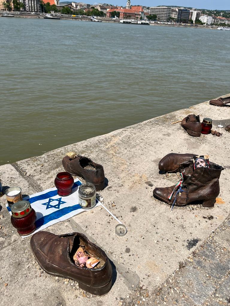La devoción sevillana llega a Budapest: estas son las estampas que han dejado en el Monumento de los Zapatos