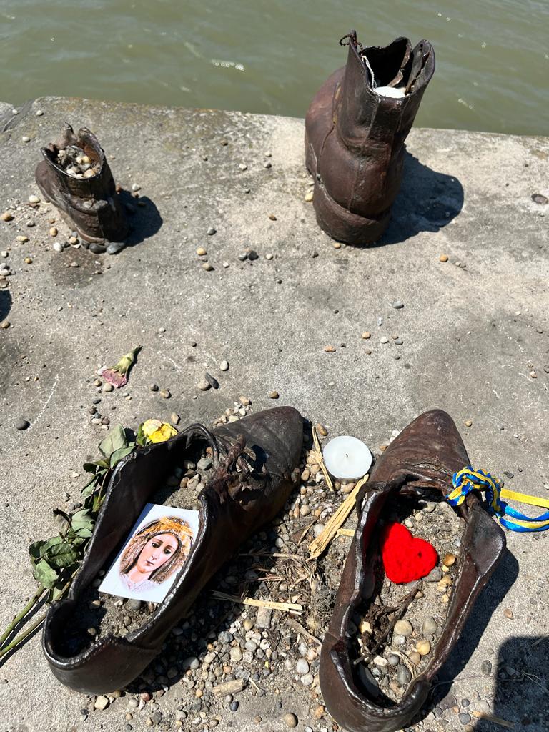 La devoción sevillana llega a Budapest: estas son las estampas que han dejado en el Monumento de los Zapatos