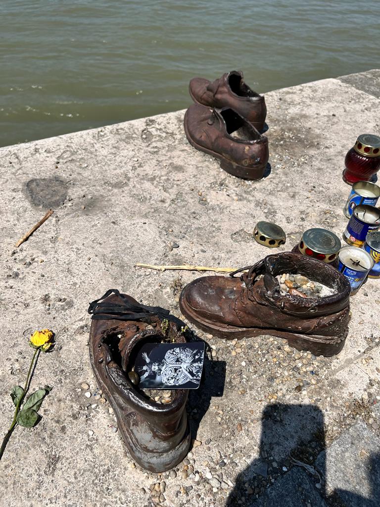 La devoción sevillana llega a Budapest: estas son las estampas que han dejado en el Monumento de los Zapatos