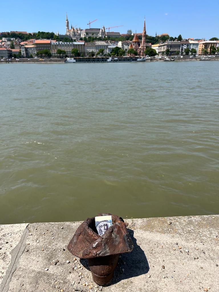 La devoción sevillana llega a Budapest: estas son las estampas que han dejado en el Monumento de los Zapatos