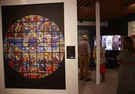 La Catedral de Sevilla expone en Cajasol el trabajo de conservación de las vidrieras durante dos décadas