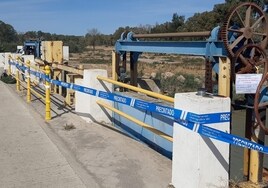 La Confederación Hidrográfica del Guadalquivir precinta las compuertas para el riego en Lebrija ante las sospechas de robo de agua