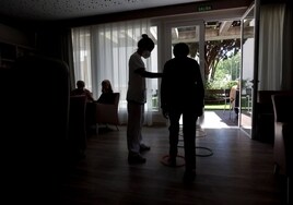 Detenidos en Sevilla el gerente una residencia de mayores y una cuidadora por estafar 200.000 euros a un anciano