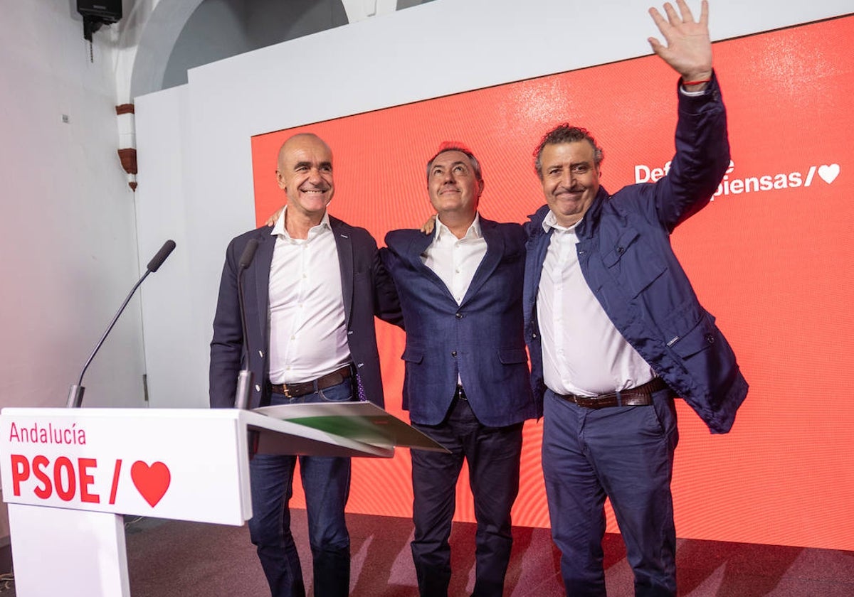 Antonio Muñoz, Juan Espadas y Javier Fernández, tras su comparecencia de la pasada noche electoral